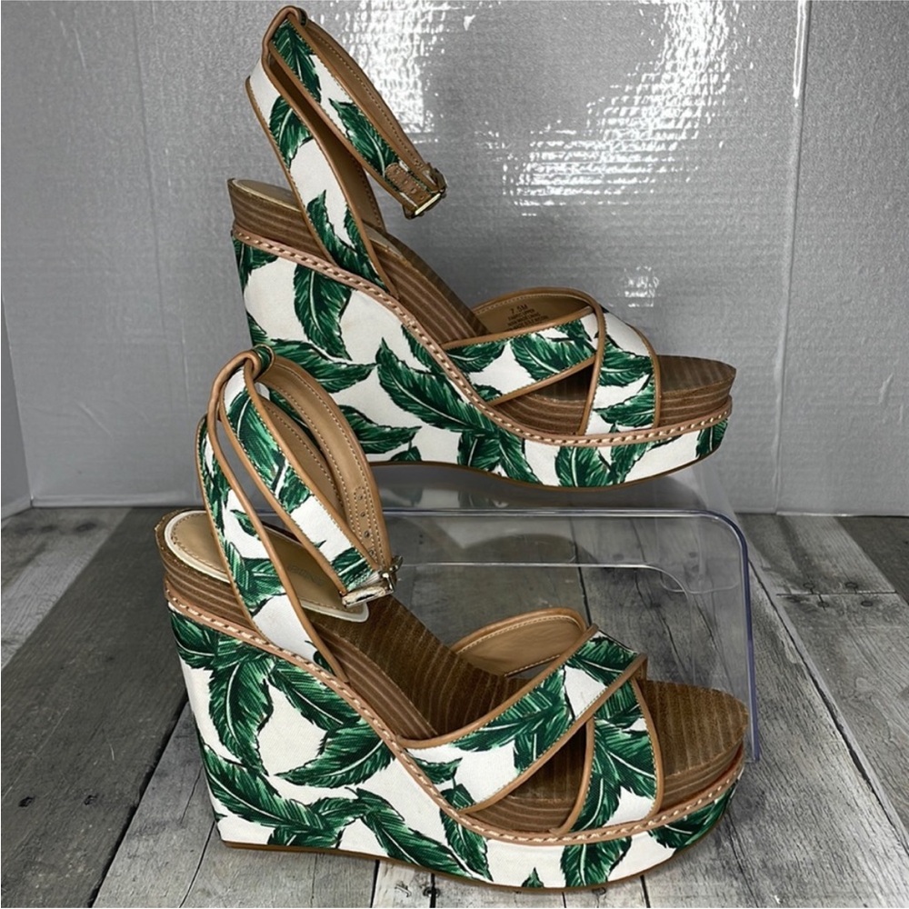 Gianni Bini Green and White Leaf Print Wedges